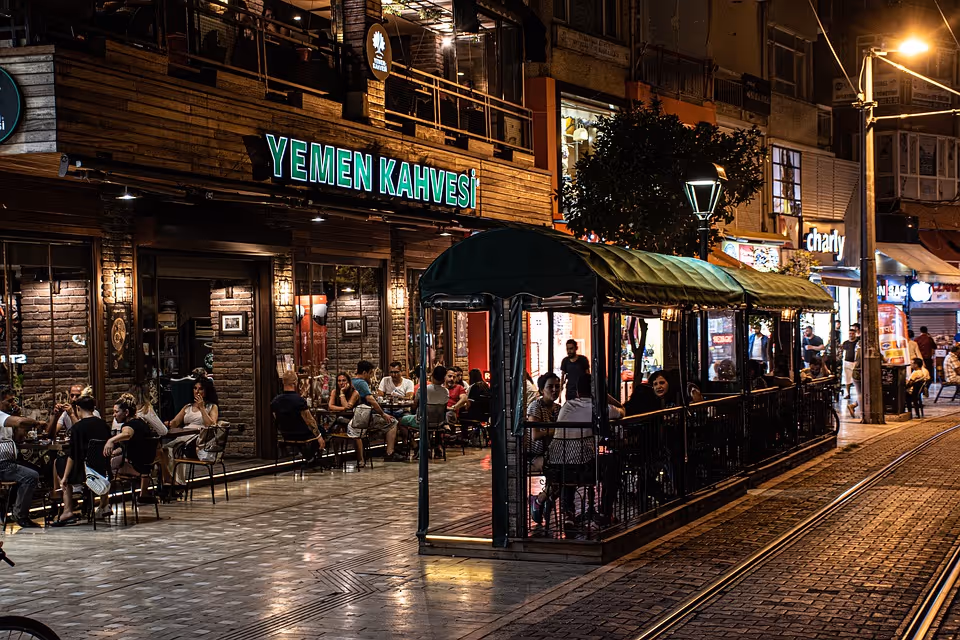 Restaurants en cafés 's avonds in het centrum van Antalya
