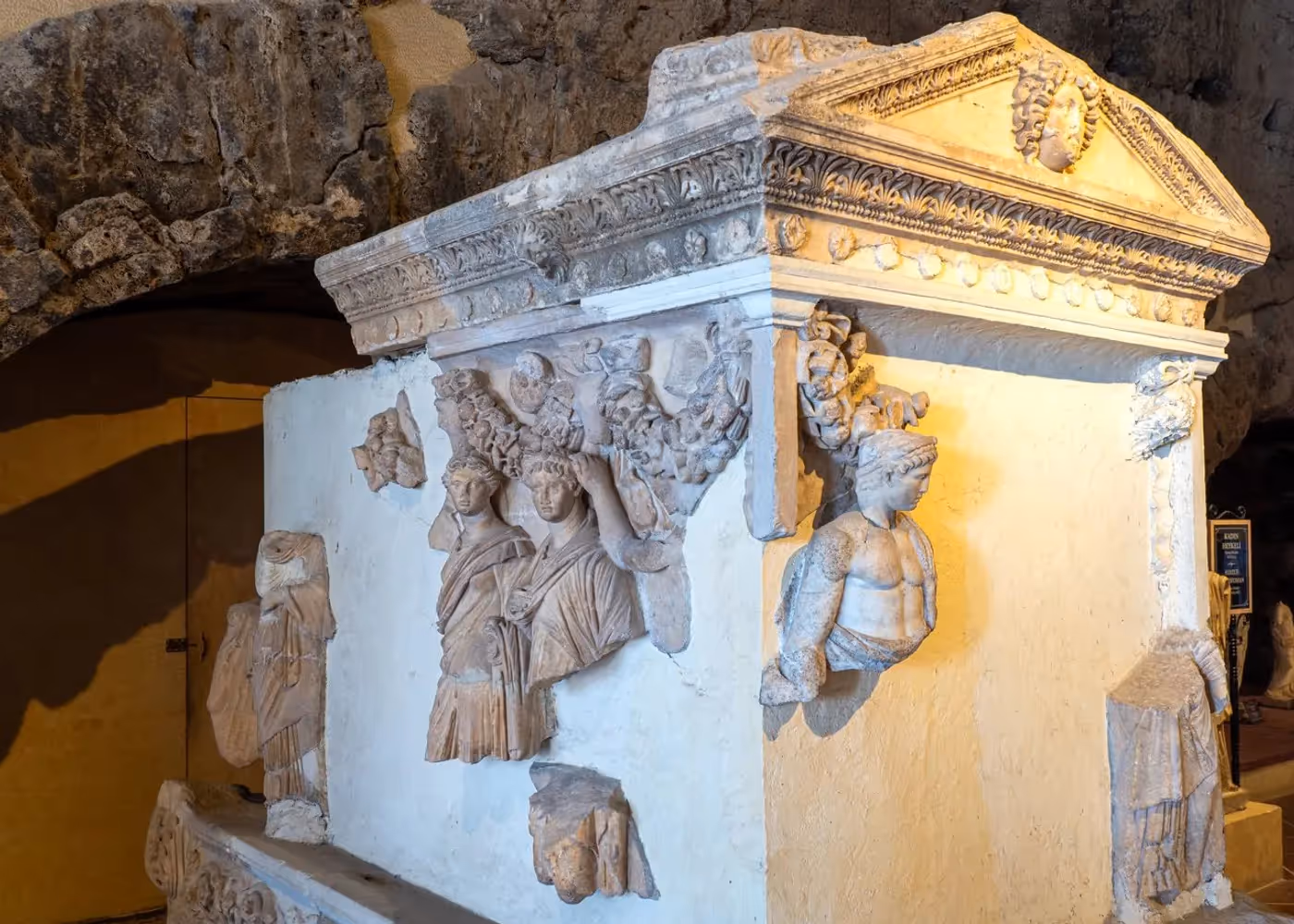 Een marmeren sarcofaag met reliëfs in het Archeologisch Museum van Antalya