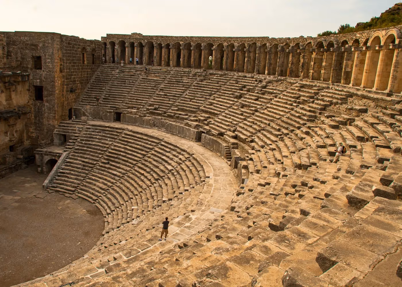 De stenen tribunes van het Romeinse theater van Aspendos
