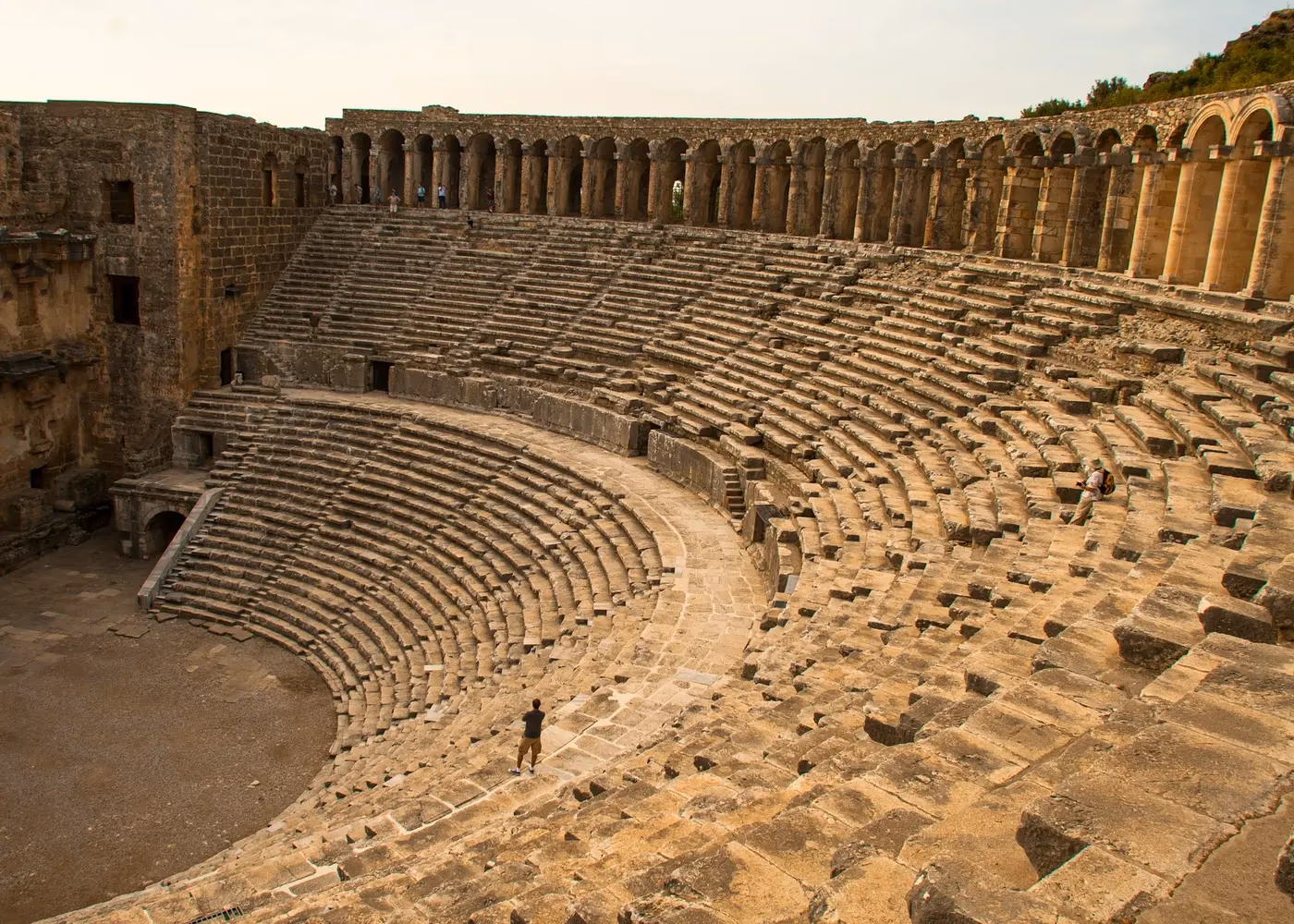 De stenen tribunes van het Romeinse theater van Aspendos