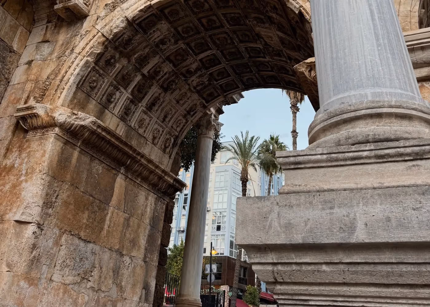 De marmeren boog van de Hadrianuspoort in Antalya