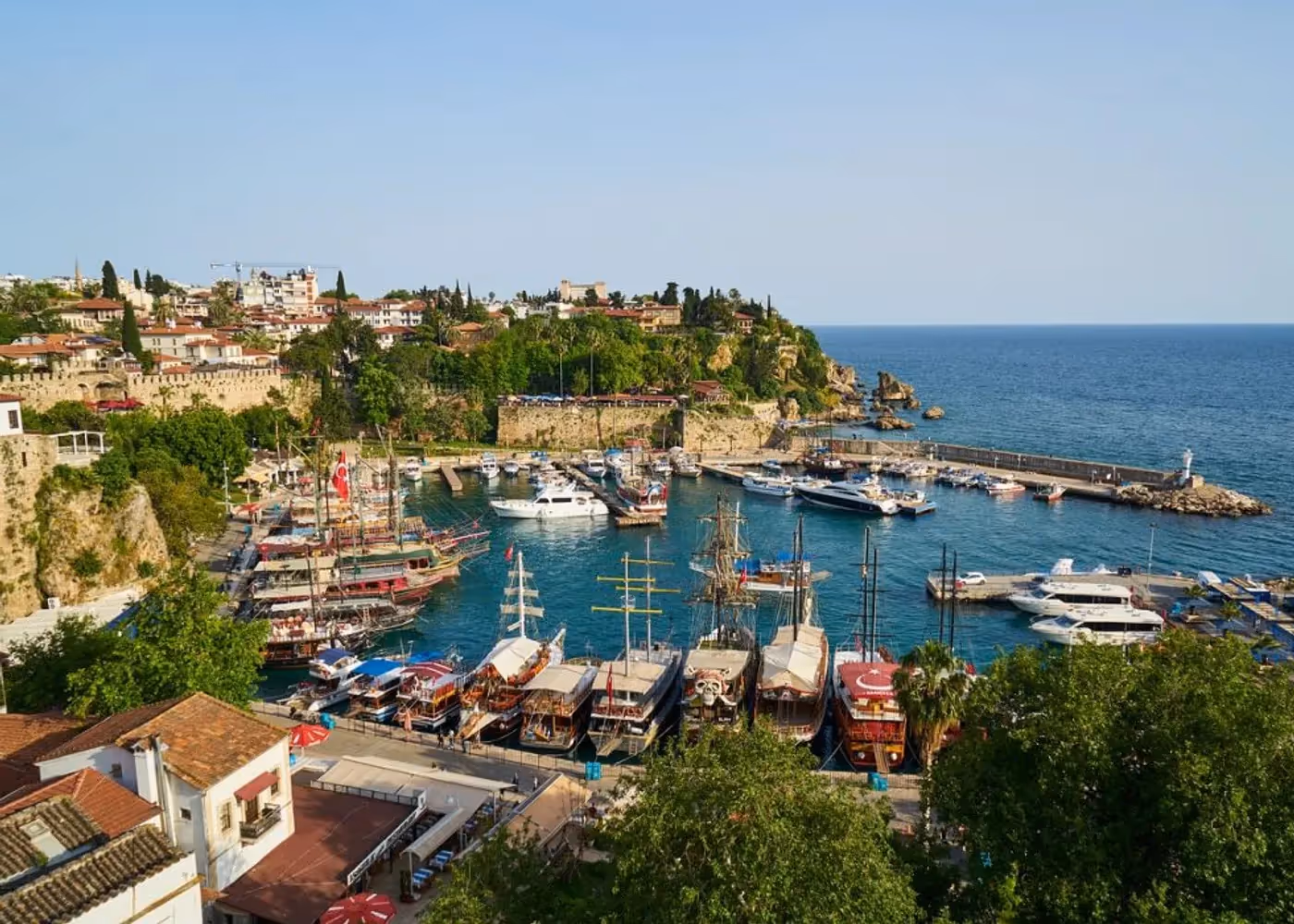 De oude haven van Antalya met jachten onder de stadsmuren