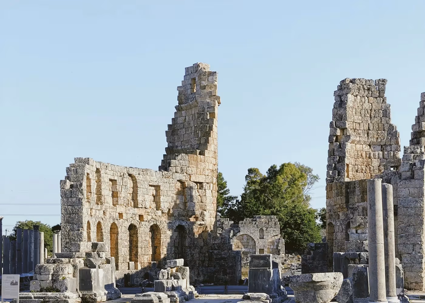 Ruïnes van het badhuis en zuilen in de antieke stad Perge