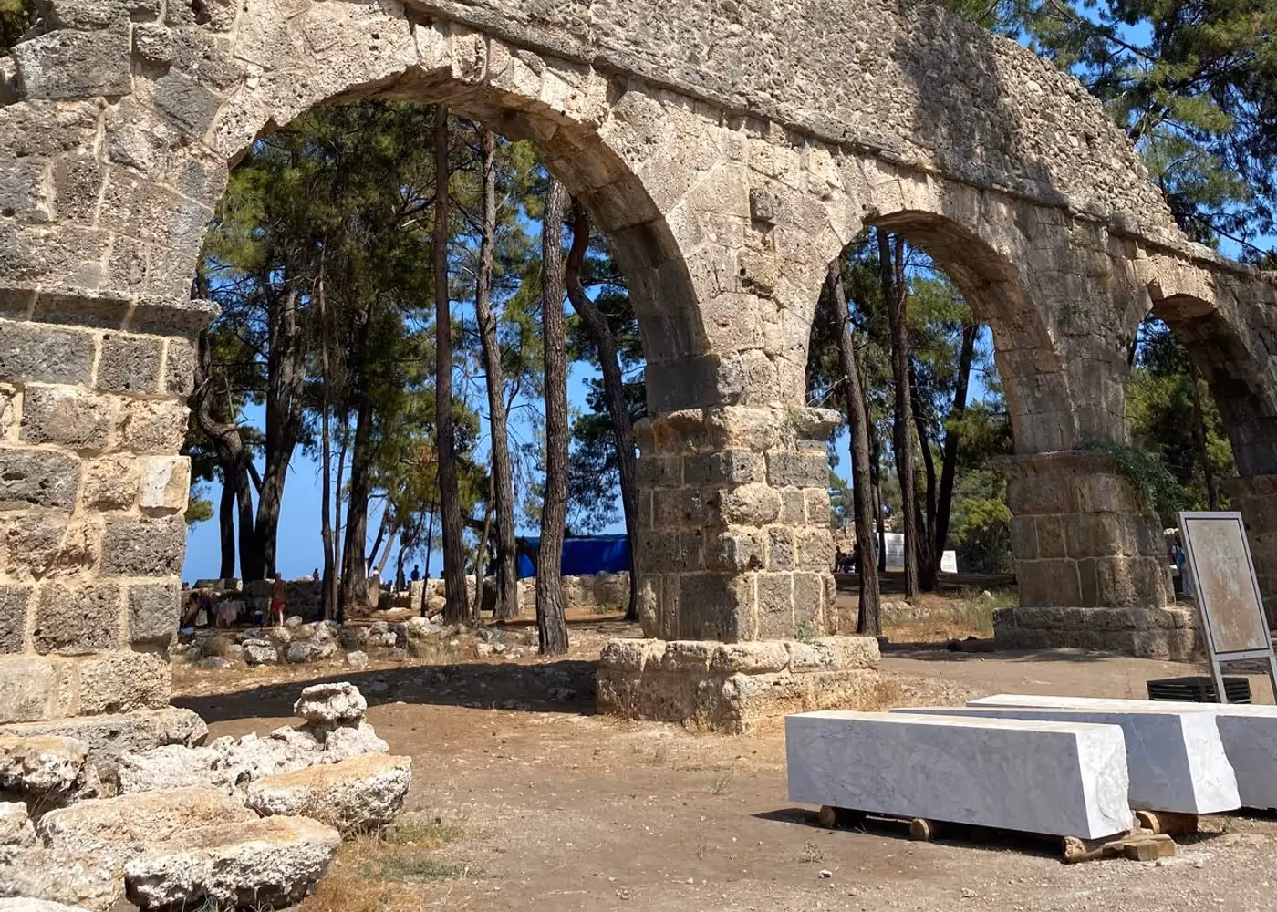 Bogen van een Romeins aquaduct tussen de pijnbomen in Phaselis