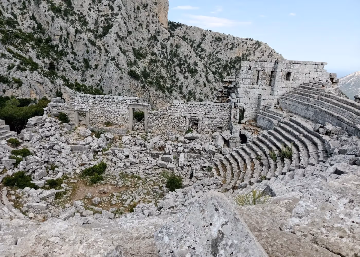 Het antieke theater van Termessos tussen rotsen op een berghelling