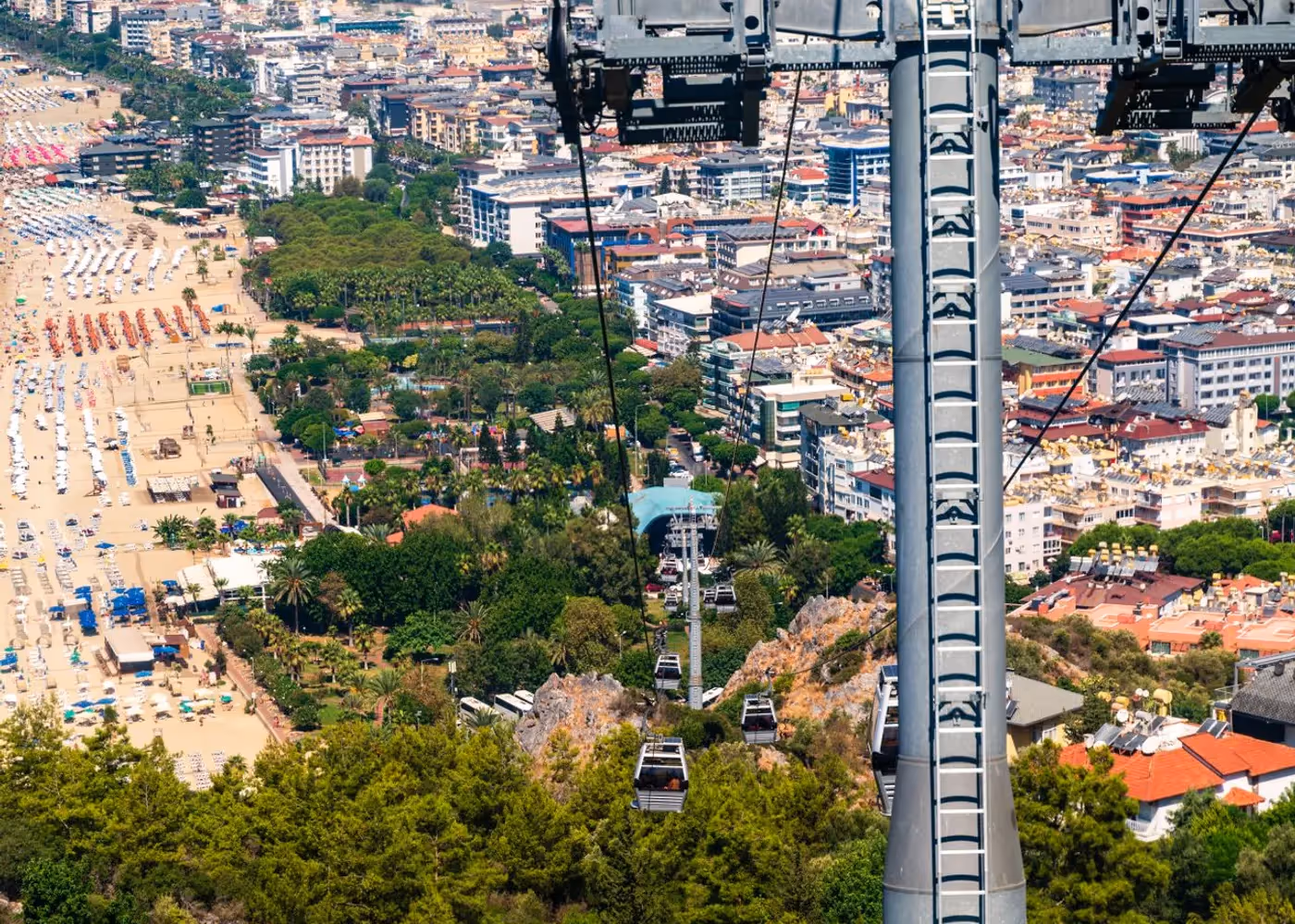 De kabelbaan naar Tünektepe boven de bomen bij Konyaaltı