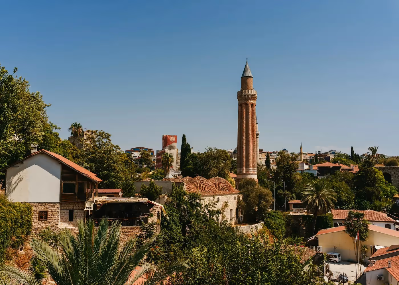 De gegroefde Yivli Minare boven de daken van Antalya