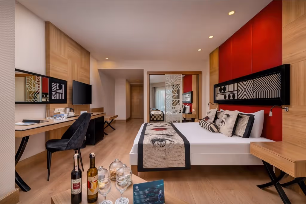 Aangepaste kamer van Delphin Imperial met tweepersoonsbed, bureau en een brede doorgang