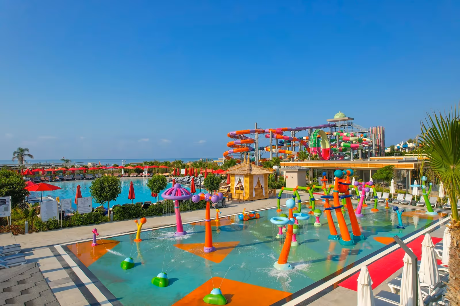 Kinderbad met waterspeeltoestellen en de glijbanen van het Delphin Aqua Serenity-aquapark naast Delphin Imperial in Lara