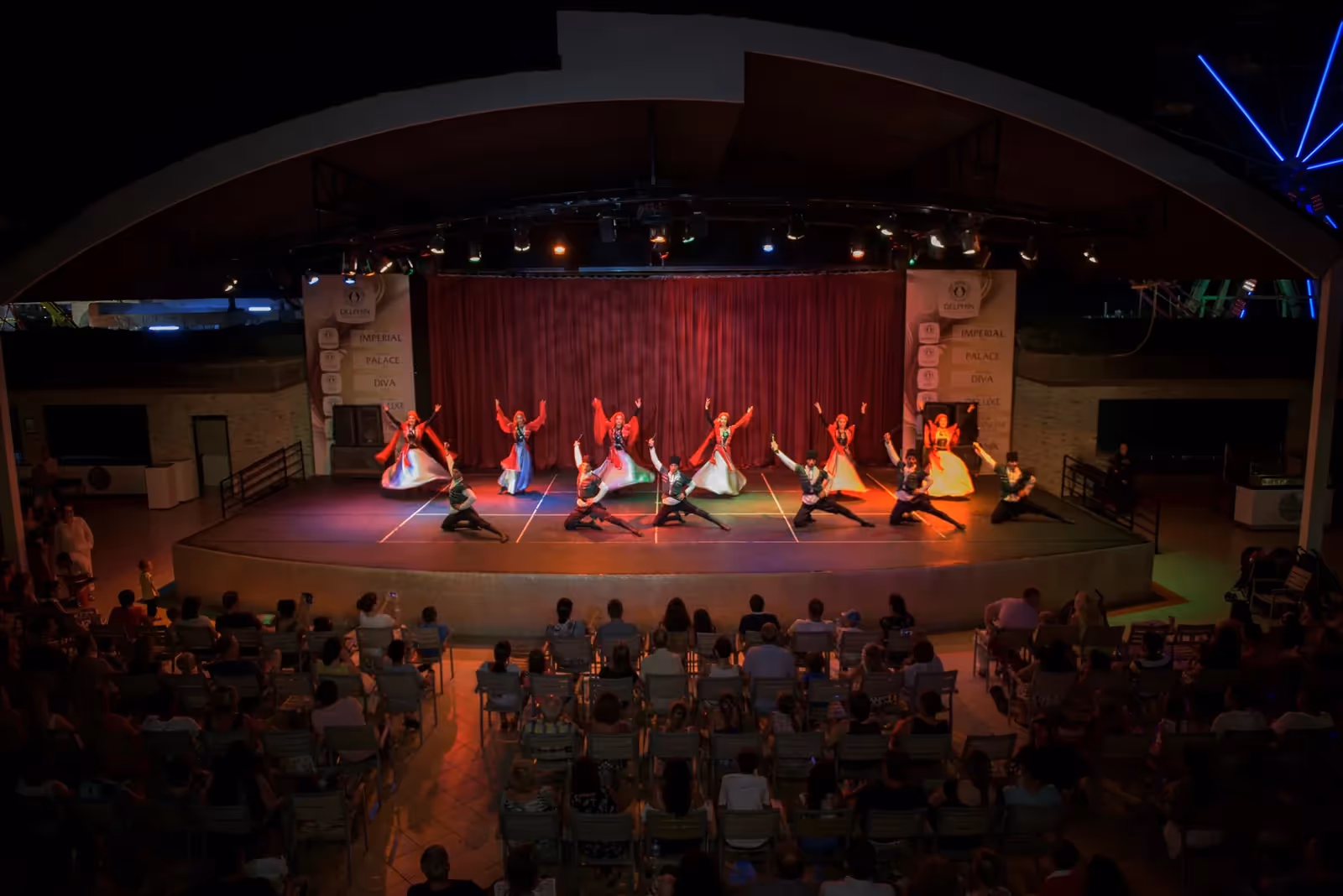 Dansvoorstelling op het podium van het theater tijdens een avondshow in Delphin Imperial in Lara