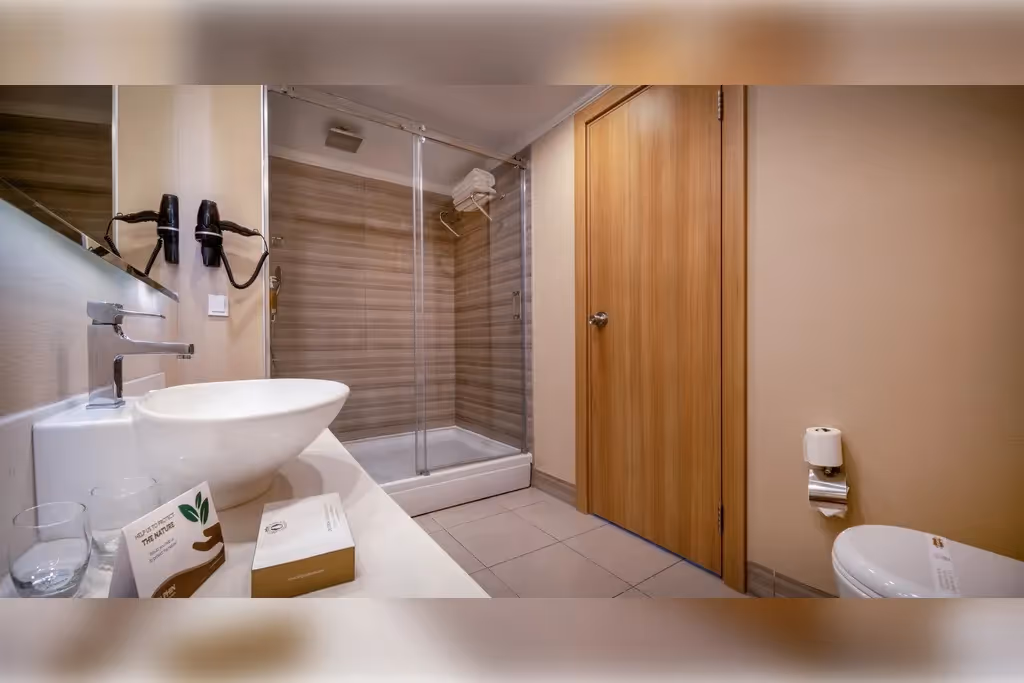 Badkamer in een kamer van Delphin Imperial met wastafel, inloopdouche en toilet