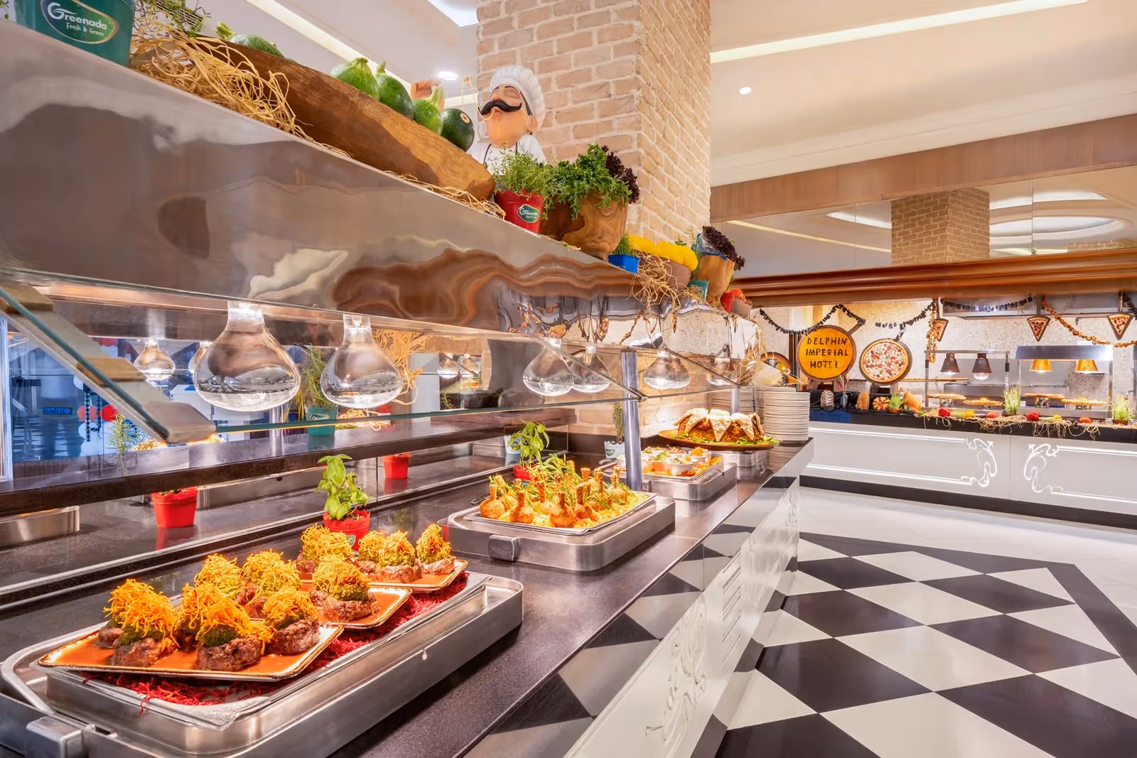 Buffet met warme gerechten in hoofdrestaurant Gusto van Delphin Imperial