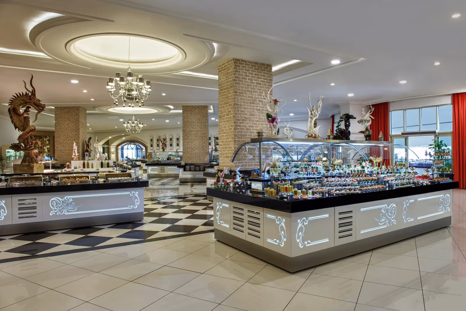 Buffetzaal met gekoelde vitrines en een geblokte vloer in het hoofdrestaurant van Delphin Imperial in Lara