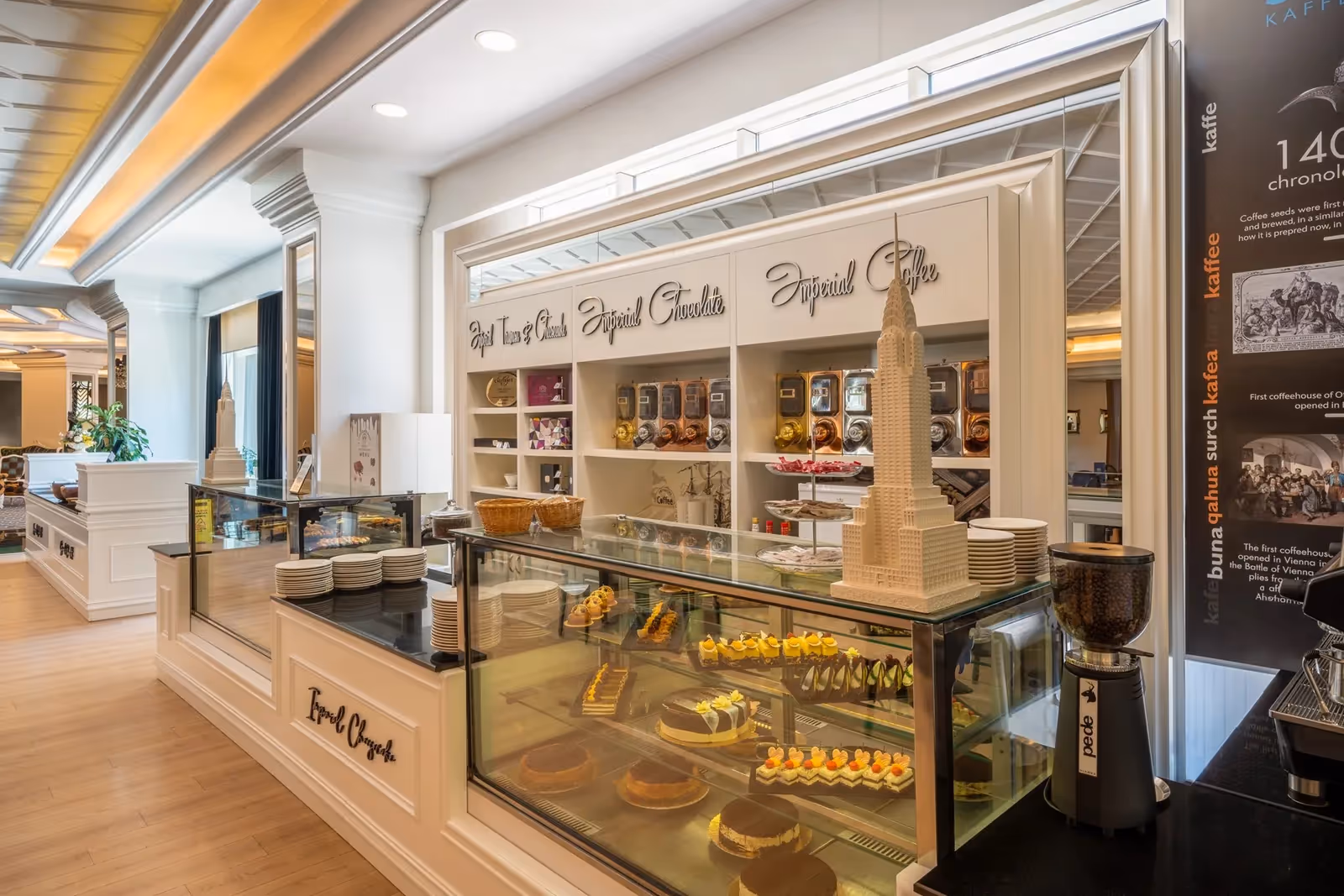 Koffiebar met een vitrine vol taart en gebak in Delphin Imperial in Lara
