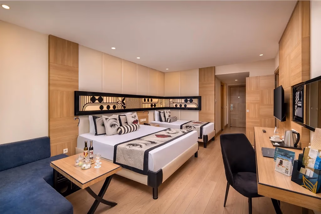 Connection kamer van Delphin Imperial met tweepersoonsbed, eenpersoonsbed, zitbank en bureau