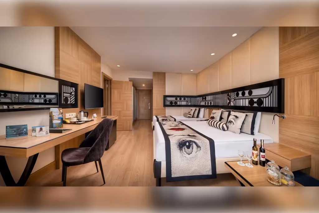 Tweede kamer van de connection kamer in Delphin Imperial met tweepersoonsbed, bureau en televisie