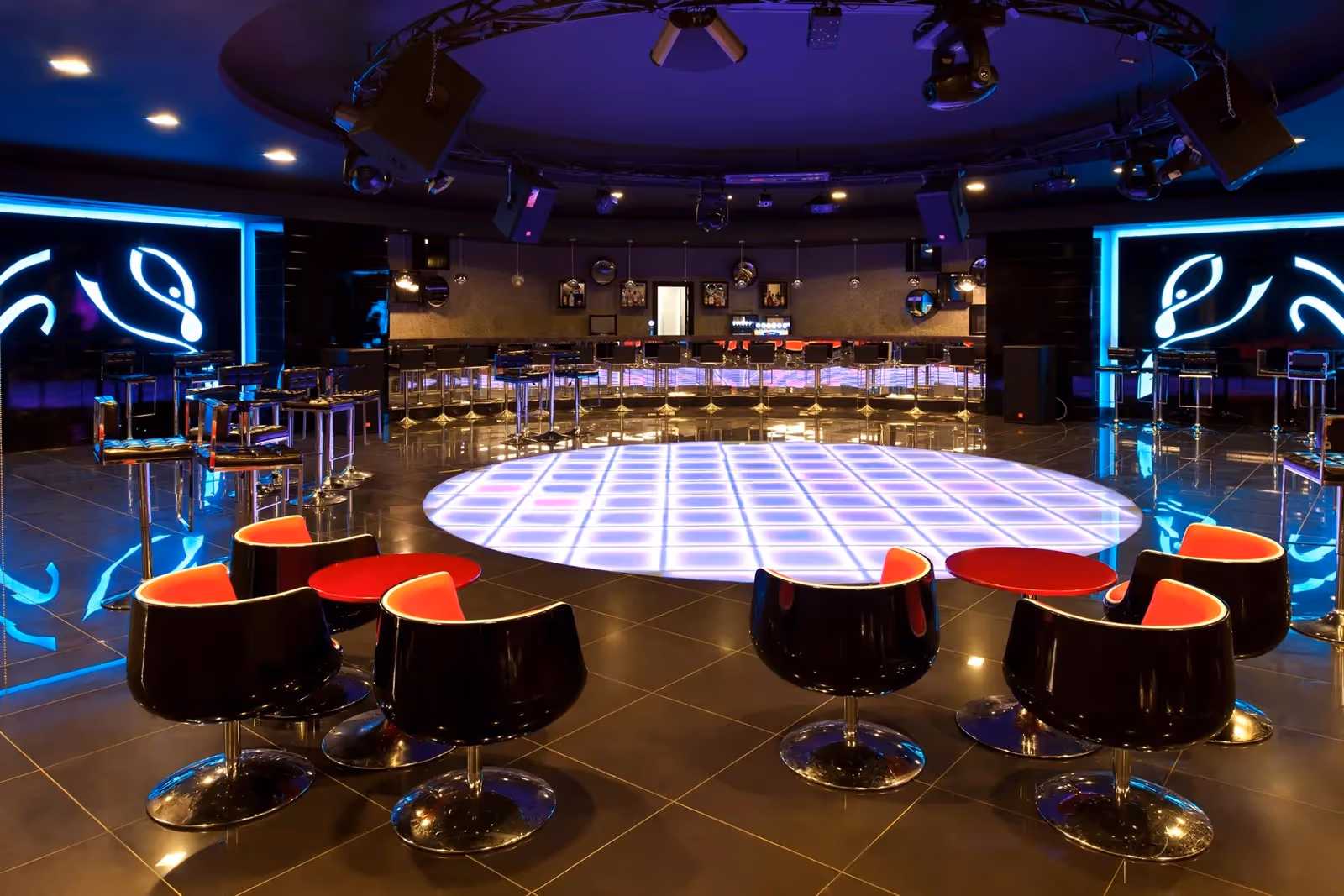Discotheek met een verlichte dansvloer en ronde zitjes in Delphin Imperial in Lara