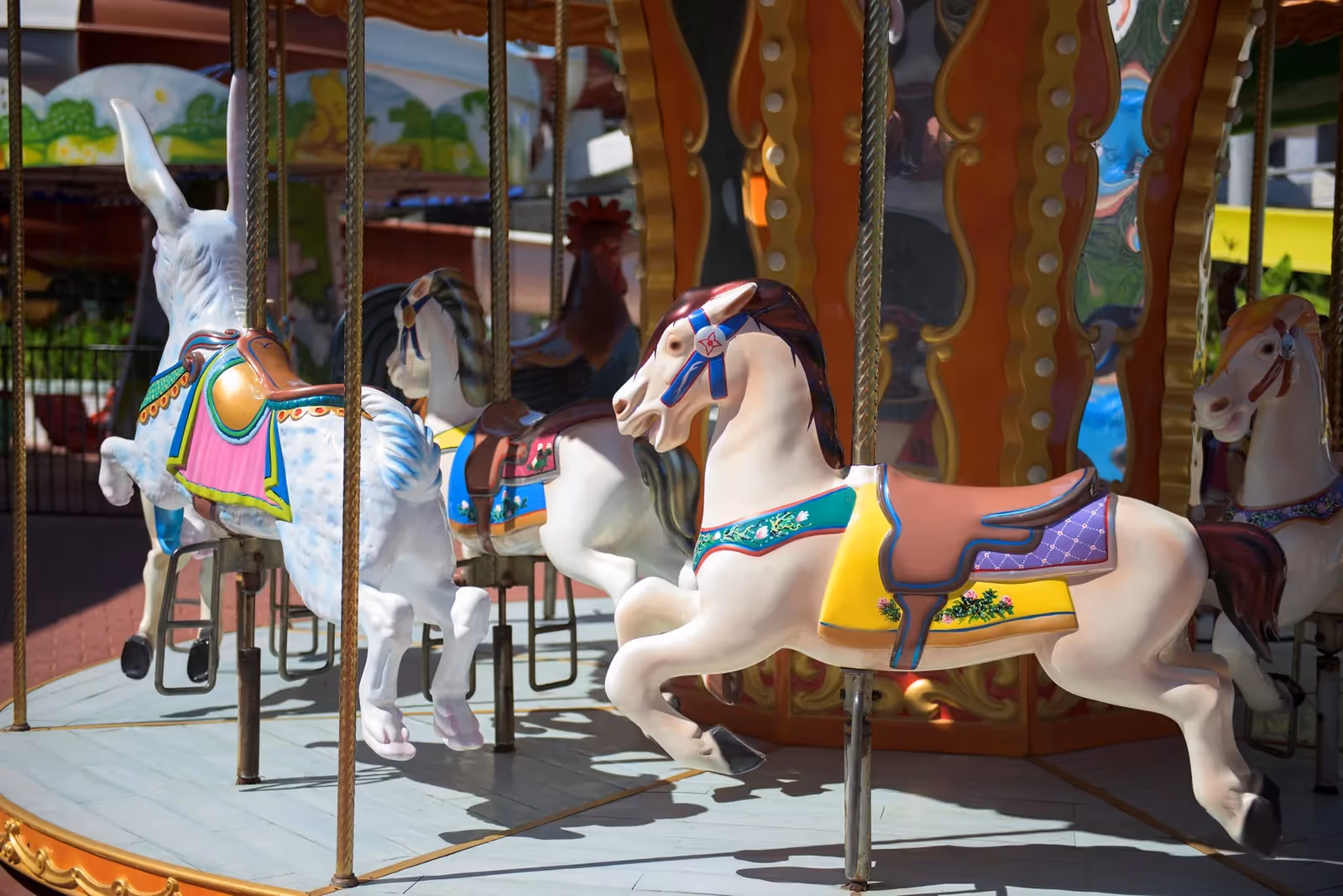 Draaimolen met paarden op het terrein van Delphin Imperial in Lara