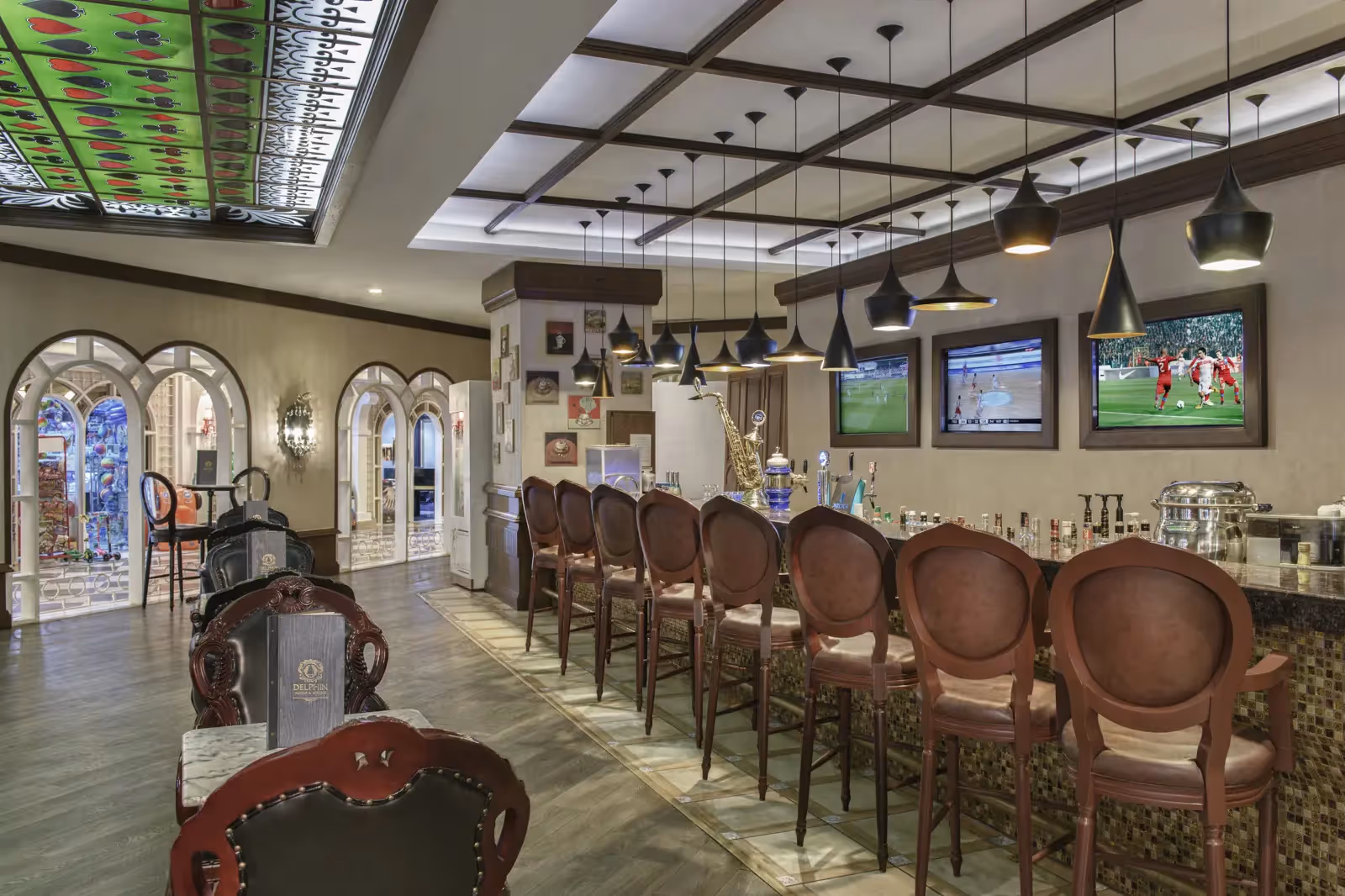 Sportsbar binnen in Delphin Imperial Lara met bar en tv-schermen