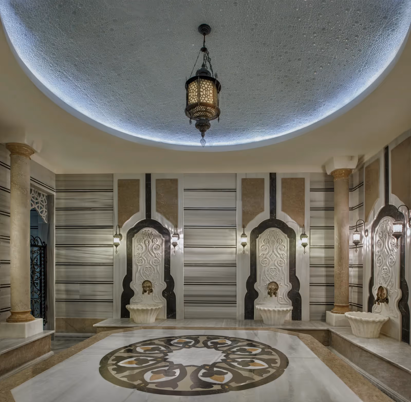Hamam van Delphin Imperial met marmeren wasbekkens en een koepelplafond