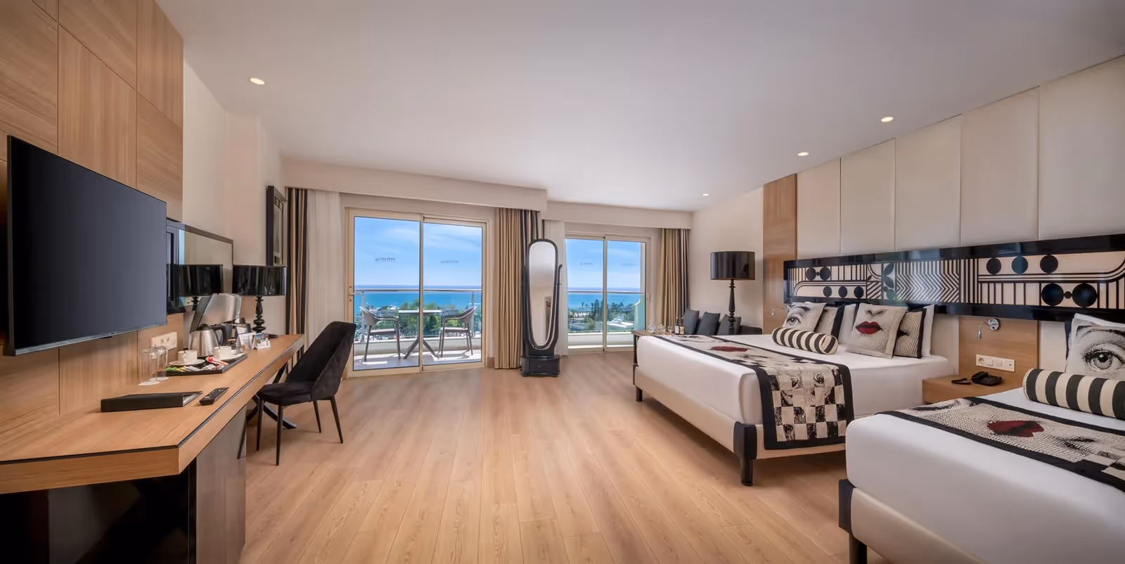 Superior kamer van Delphin Imperial met een tweepersoonsbed, een eenpersoonsbed en een balkon met uitzicht op zee