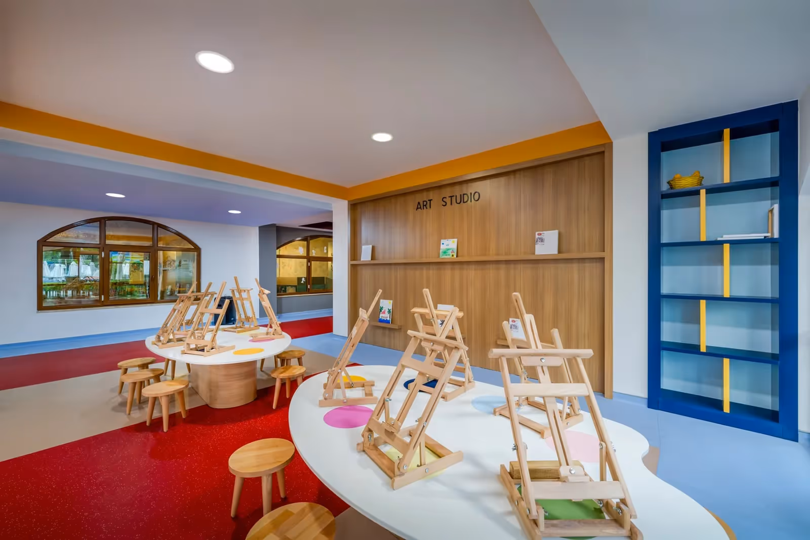 Knutselruimte met schildersezels en kleine krukjes in de kinderclub van Delphin Imperial in Lara