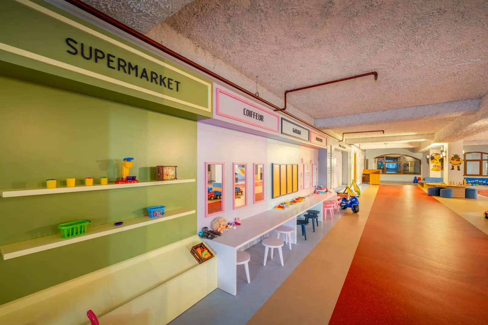 Speelruimte met speelgoedwinkeltje in de kinderclub van Delphin Imperial in Lara