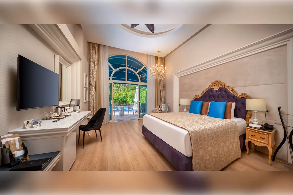 Lagoon kamer van Delphin Imperial met tweepersoonsbed en een glazen boogdeur naar het terras