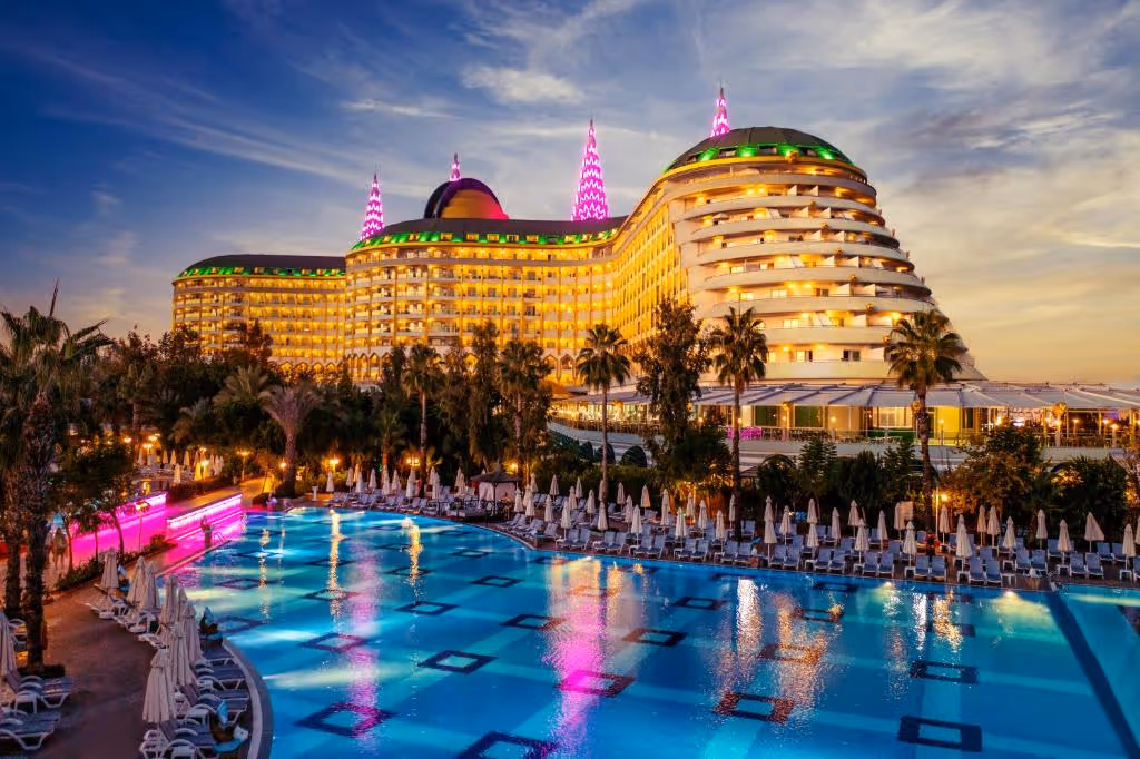 Delphin Imperial Lara 's avonds, met het verlichte hoofdgebouw en zwembad