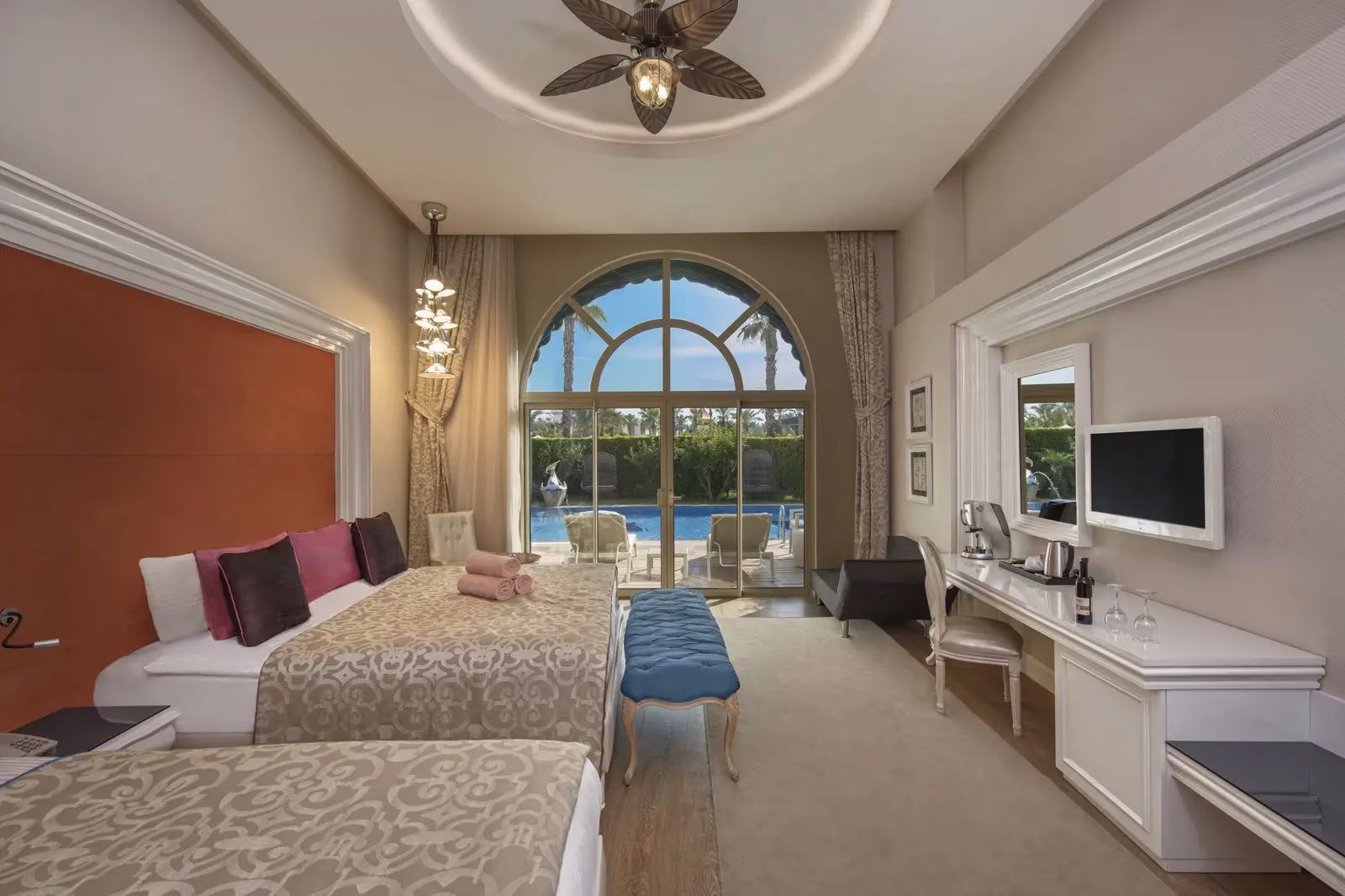Lagoon kamer van Delphin Imperial in Lara met terras aan het zwembad