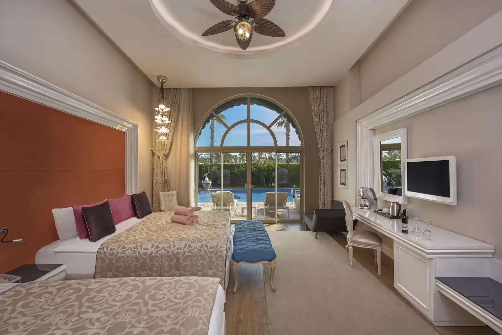 Lagoon kamer in Delphin Imperial met boogdeur naar het lagoonzwembad