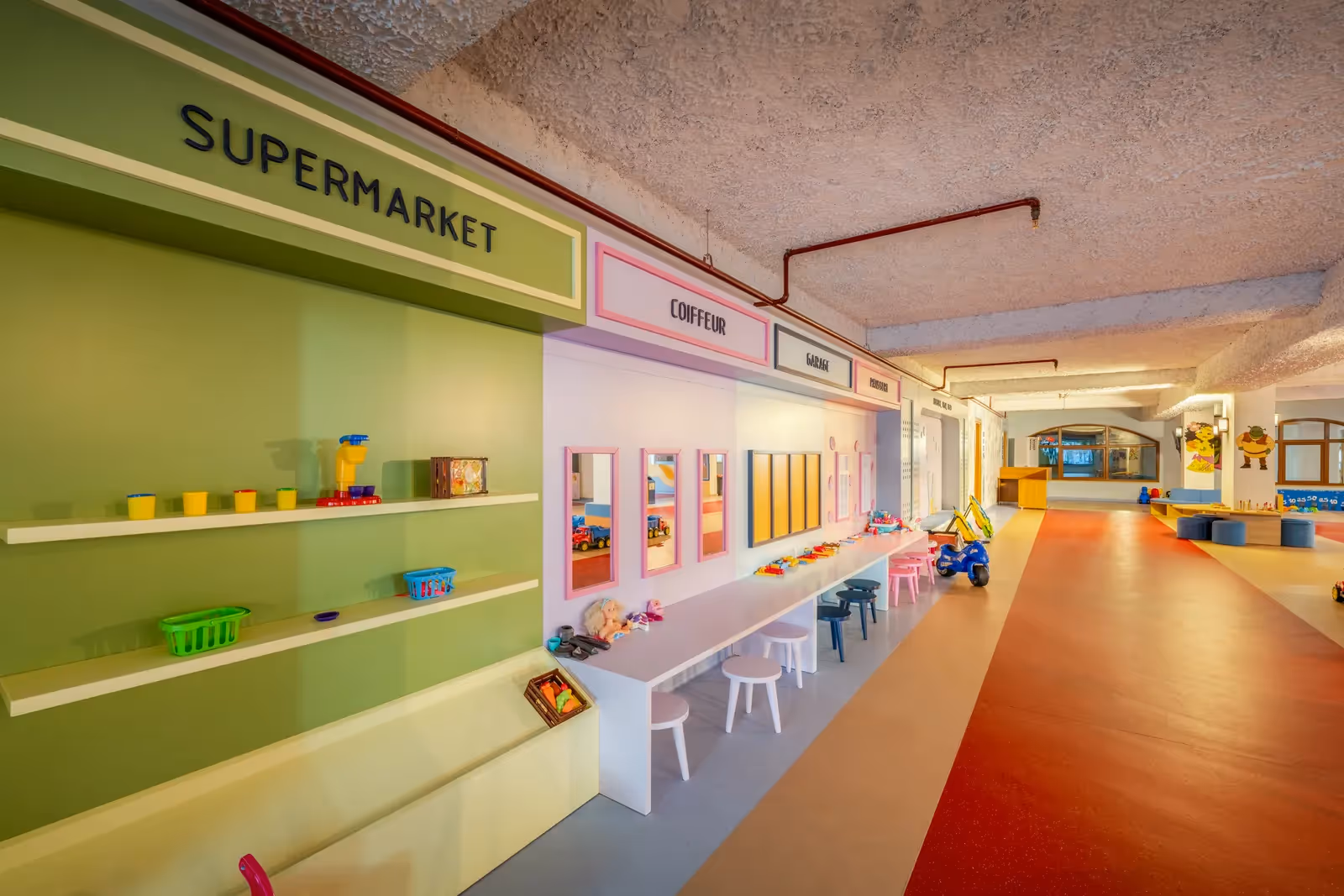 Speelstraat in de miniclub van Delphin Imperial met een kinderwinkeltje en gekleurde gevels