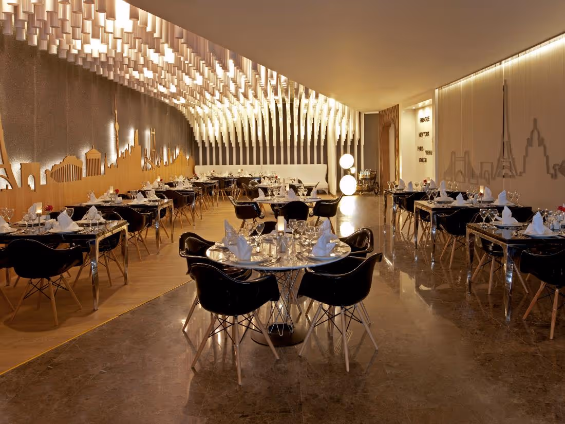 Restaurantzaal in Delphin Imperial Lara met gedekte tafels