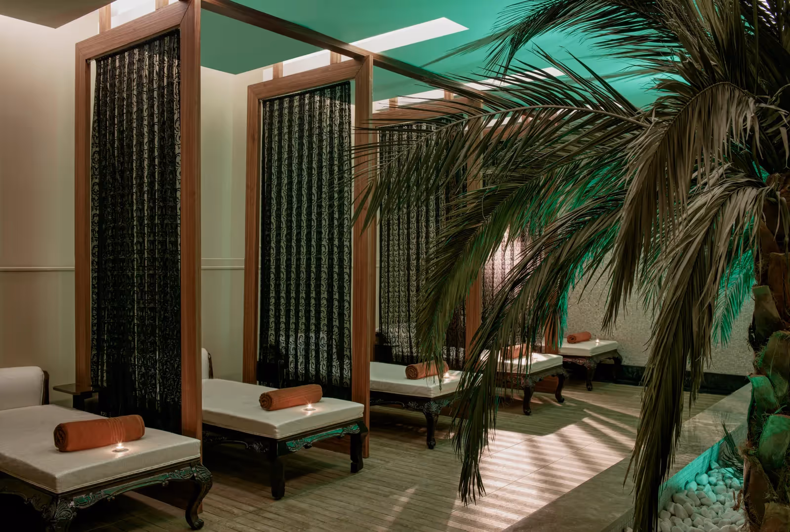 Rustruimte in de spa van Delphin Imperial met ligbedden achter kralengordijnen