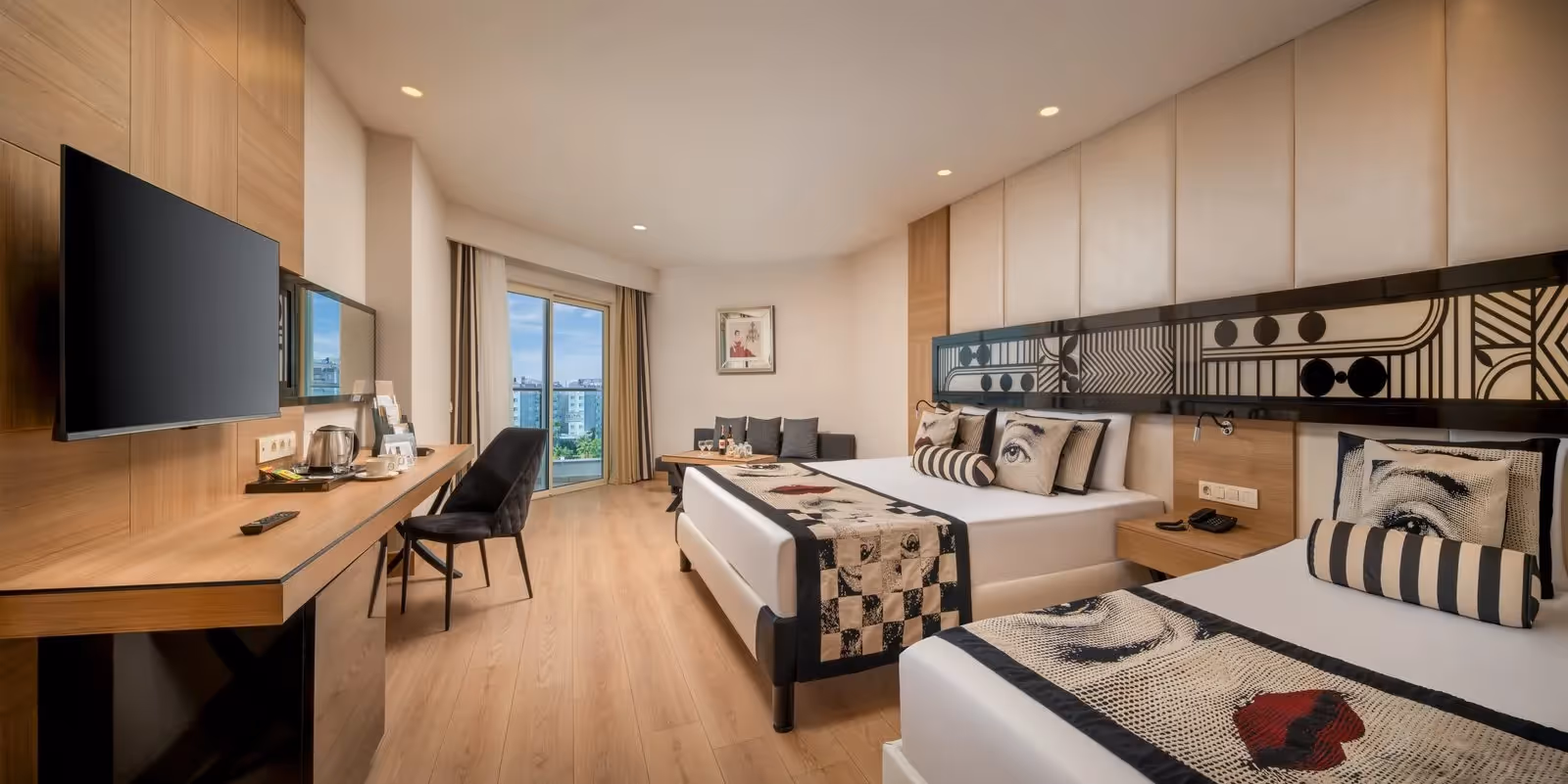 Superior kamer van Delphin Imperial met een tweepersoonsbed, een eenpersoonsbed, een bureau en een balkondeur