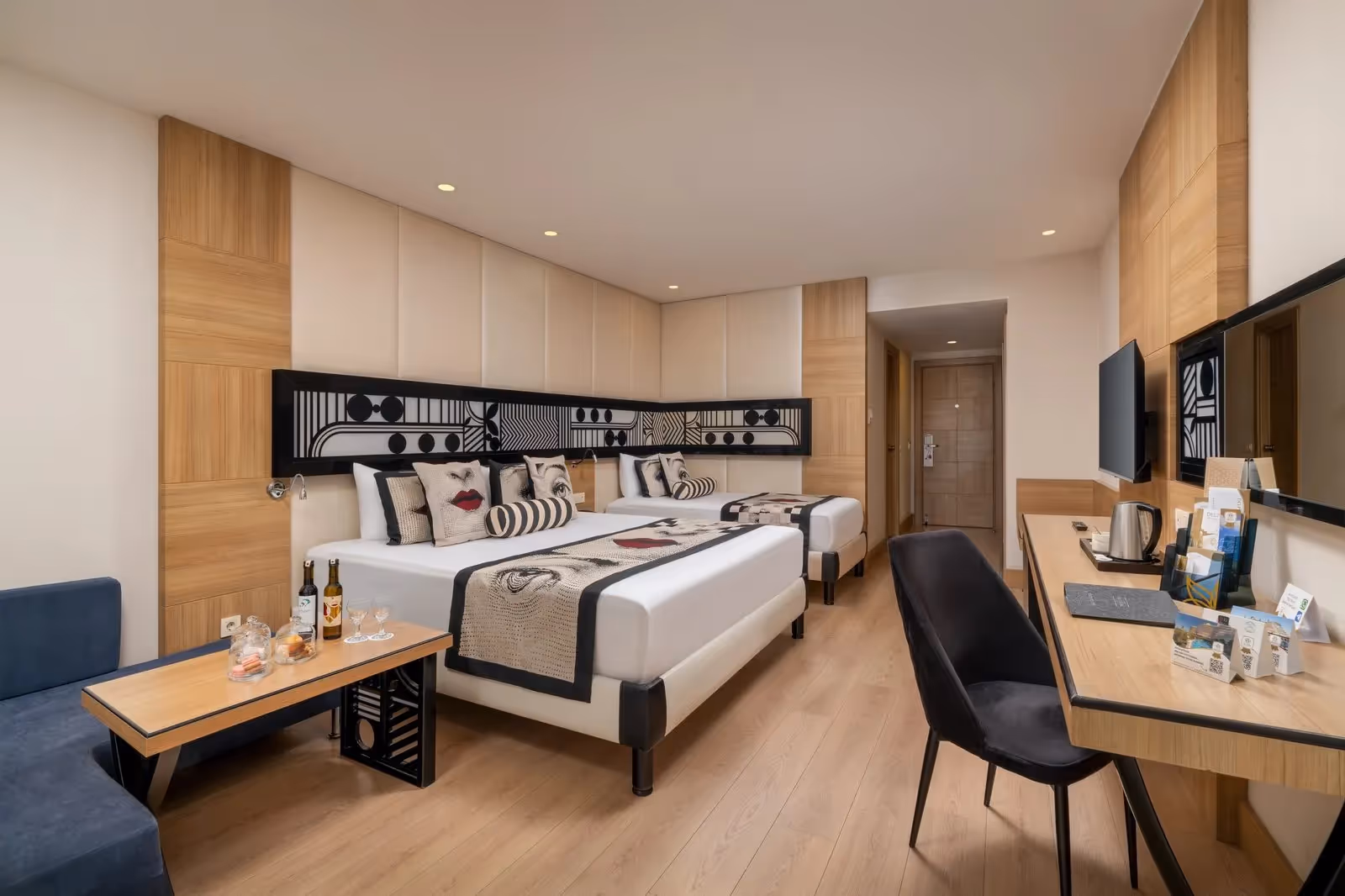 Superior kamer van Delphin Imperial met tweepersoonsbed, eenpersoonsbed, zitbank en bureau