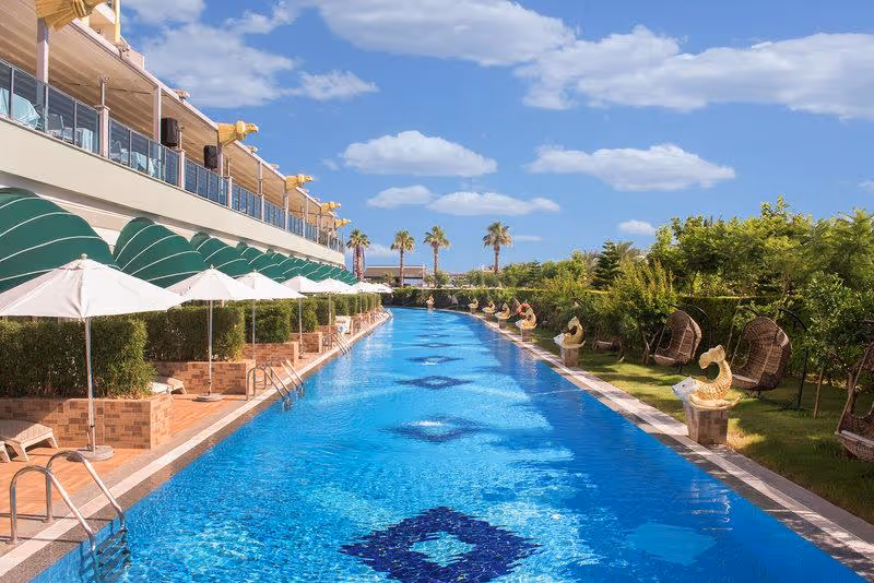 Lagoonzwembad langs de terrassen van de lagoonkamers in Delphin Imperial in Lara
