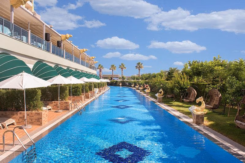 Het lagoonzwembad langs de terrassen van de Lagoon kamers in Delphin Imperial