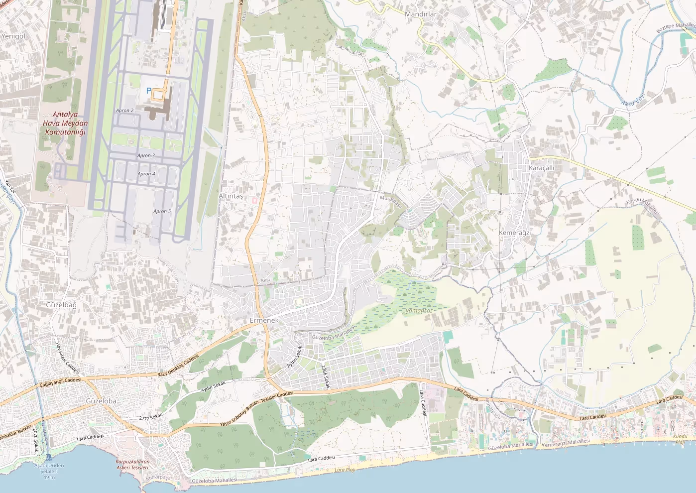 Kaart van de omgeving van Antalya Airport tot de hotelstrook van Lara, met de start- en landingsbanen linksboven en de kust onderaan