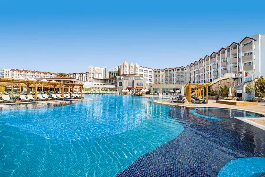 Groot zwembad voor de gebouwen van Arcanus Side Resort in Sorgun