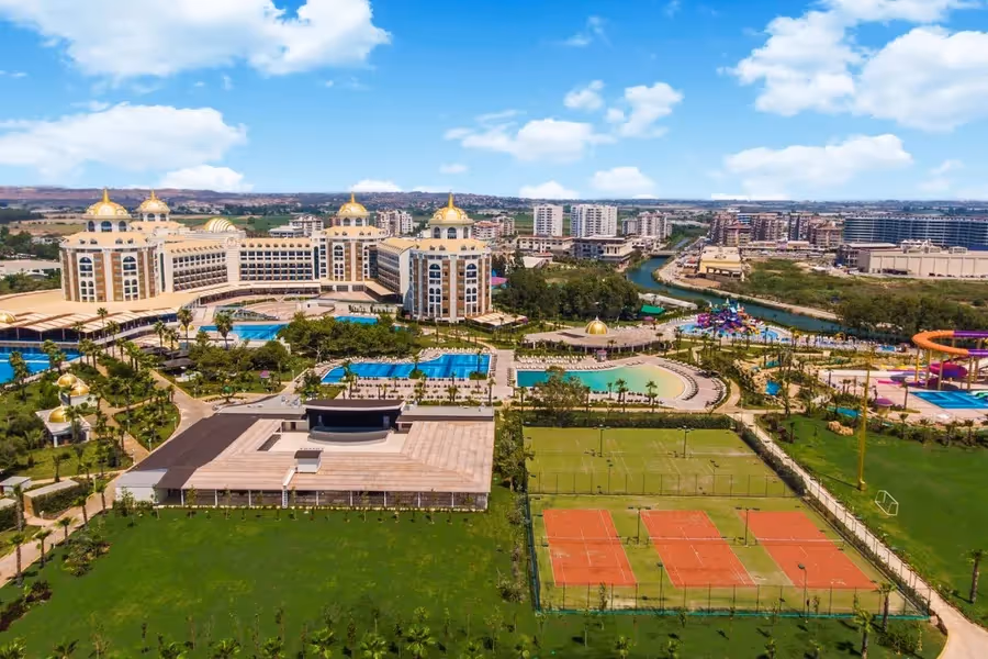 Luchtfoto van Delphin Be Grand Resort in Lara met de tuinen, de tennisbanen en het hoofdgebouw