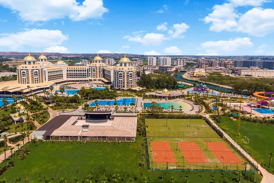 Luchtfoto van Delphin Be Grand Resort in Lara met de tuinen, de tennisbanen en het hoofdgebouw