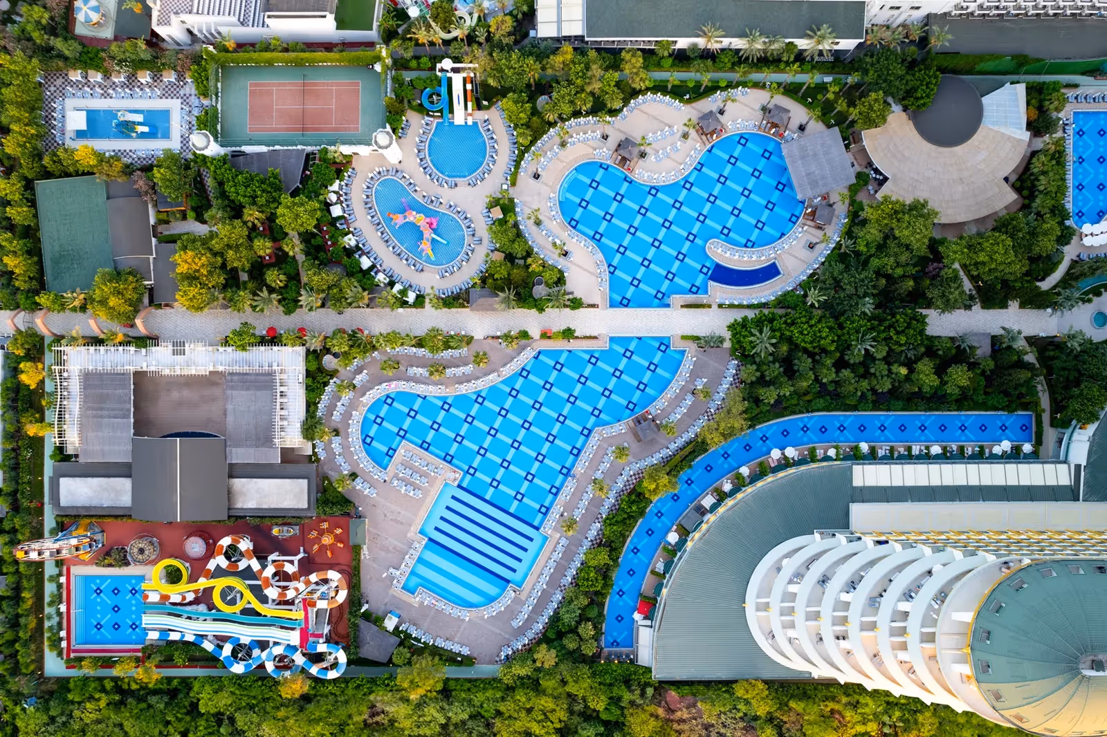 Luchtfoto recht van boven op de zwembaden, de tennisbaan en de tuinen van Delphin Imperial in Lara