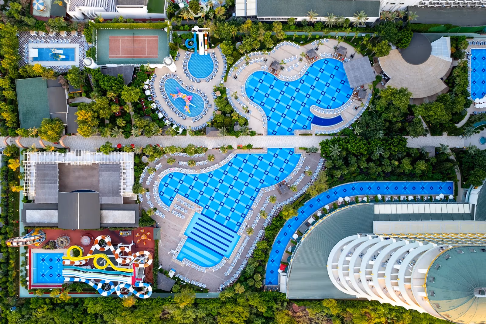 Luchtfoto recht van boven op de zwembaden, de tennisbaan en de tuinen van Delphin Imperial in Lara