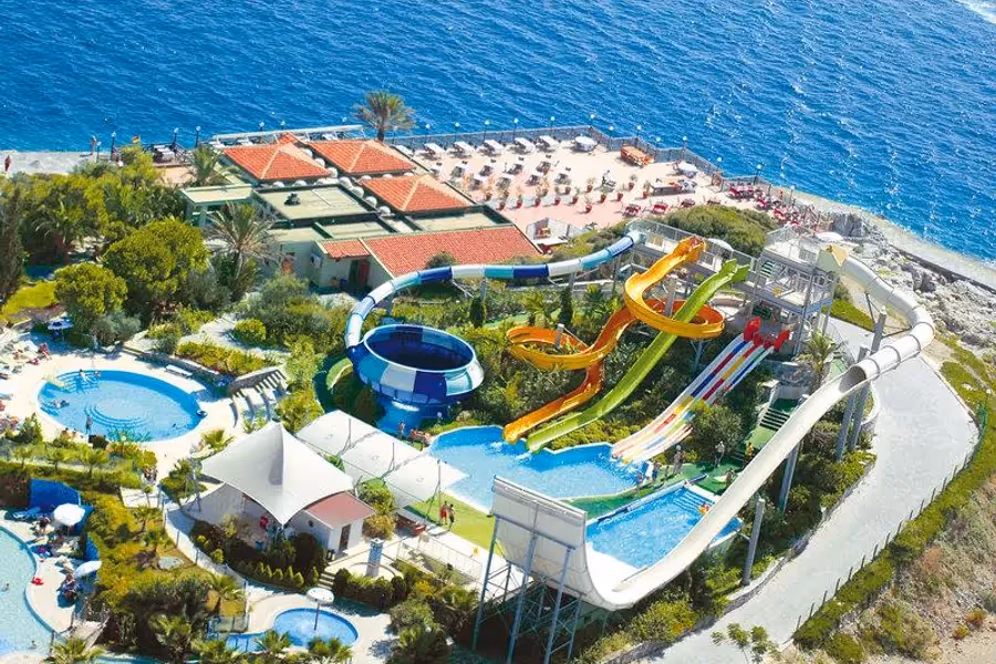 Luchtfoto van het waterpark en de zwembaden van Pine Bay Holiday Resort aan zee bij Kuşadası