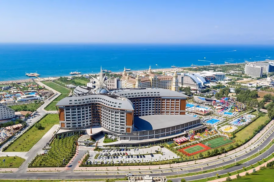 Luchtfoto van Hotel Royal Seginus in Lara met de Lara Caddesi en de zee