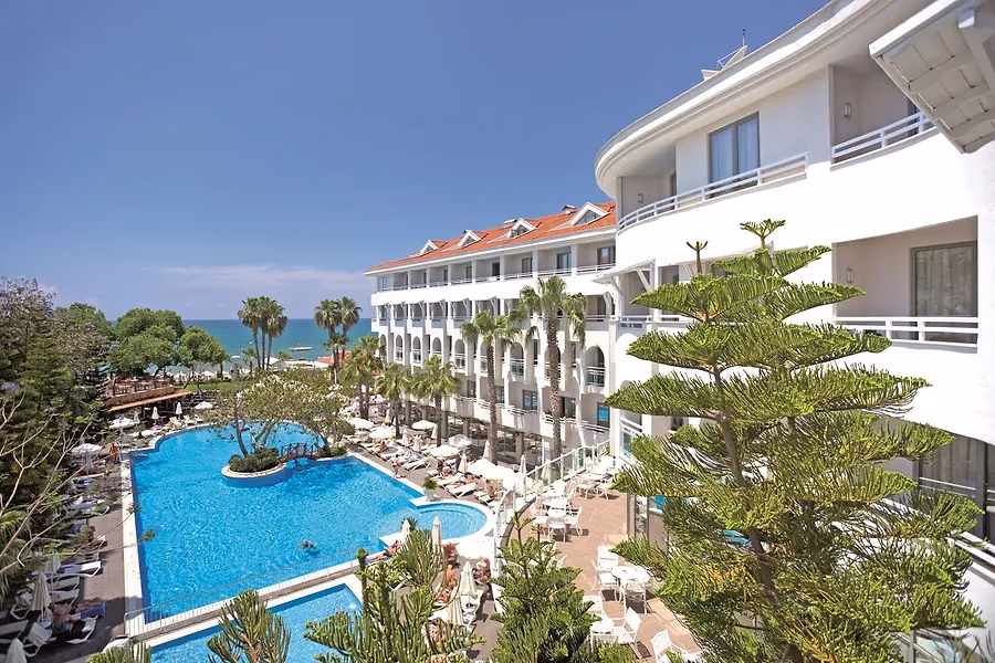 Zwembad en witte gebouwen van Side Star Beach Hotel in Side