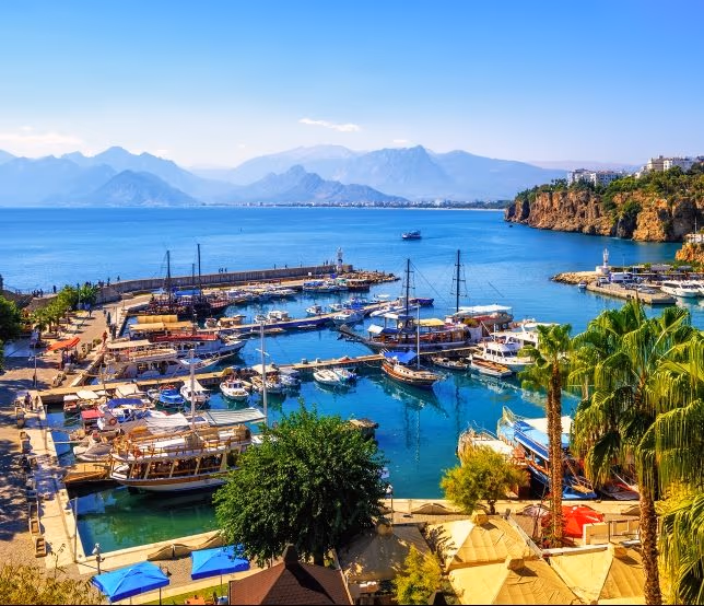 Jachthaven in de oude stad van Antalya met de bergen erachter
