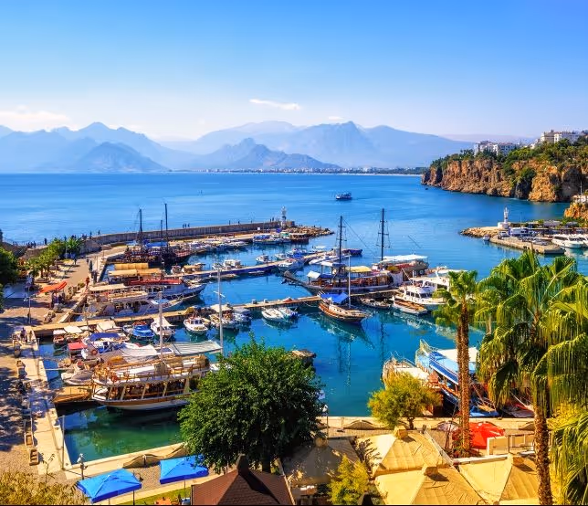 Jachthaven in de oude stad van Antalya met de bergen erachter