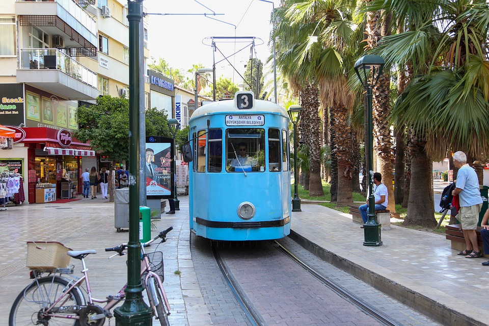 Het treintje door het centrum van antalya in turkije